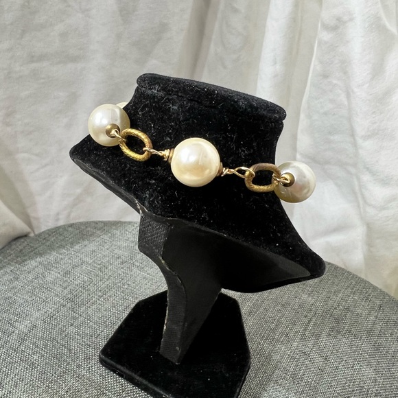 Mother of Pearl Charm Bracelet With Charm and a Magnetic Clasp. Size 8” … - Picture 5 of 8